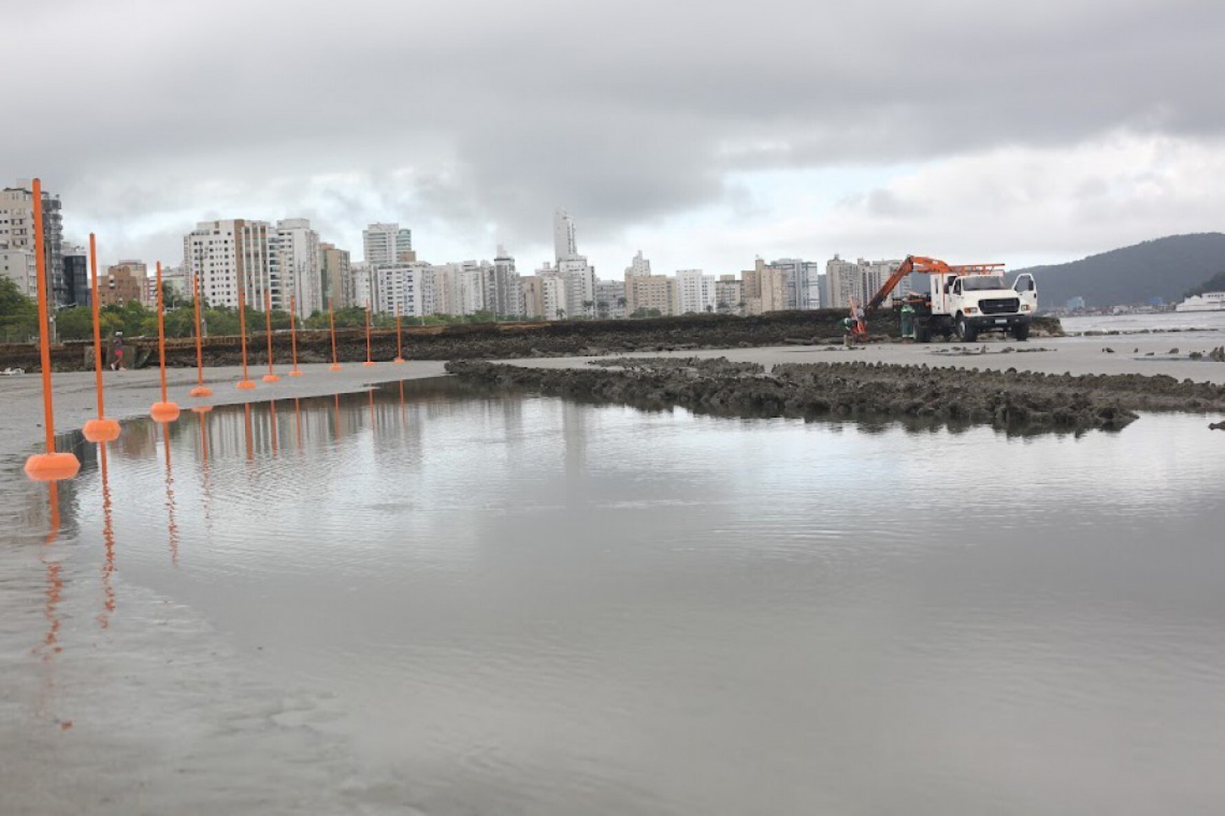 As novas barras, fincadas em uma base de concreto, que substituem as peças anteriores, desgastadas pela ação do tempo e da maresia, começaram a ser instaladas na manhã desta quinta-feira (4)