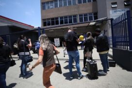 Movimentação no Centro de Atendimento ao Solicitante de Vistos do consulado dos Estados Unidos em São Paulo, na Vila Mariana, nesta segunda-feira (08)