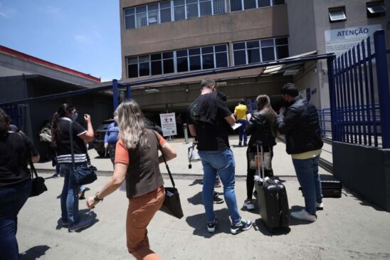 Movimentação no Centro de Atendimento ao Solicitante de Vistos do consulado dos Estados Unidos em São Paulo, na Vila Mariana, nesta segunda-feira (08)