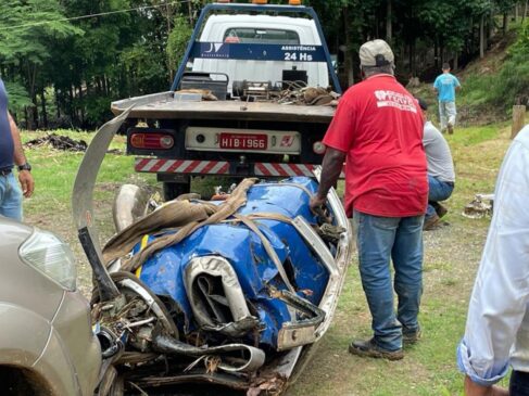Motor do avião da Marilia Mendonça que estava em mata fechado foi resgatado no início da tarde desta segunda-feira