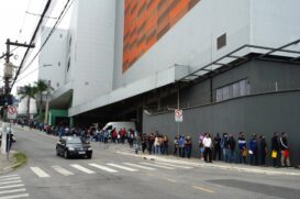 Fila do mutirão em frente ao PAT Carapicuíba, que fica dentro do shopping do município da região metropolitana de São Paulo