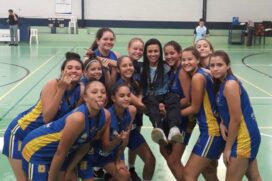 Ana Diniz juntamente com as jogadoras além de técnica, ela é também coordenadora do basquete feminino do Atleta Cidadão em São José dos Campos