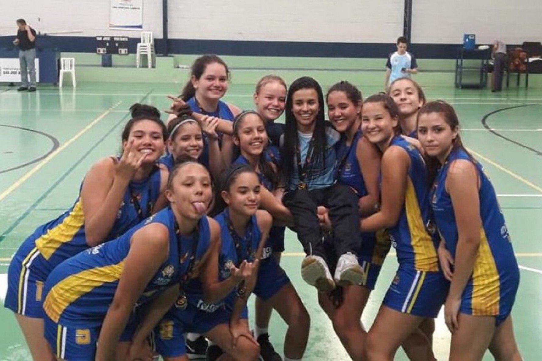 Ana Diniz juntamente com as jogadoras além de técnica, ela é também coordenadora do basquete feminino do Atleta Cidadão em São José dos Campos