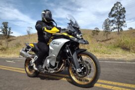 Além do vistoso "uniforme" em preto e amarelo que caracteriza a versão que festeja os 40 anos da linha GS, a BMW F 850 GS Adventure agrega um pacote interessante de equipamentos