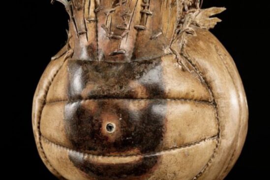 Bola de vôlei Wilson ajudou a emocionar o público de 'Náufrago' nos anos 2000; objeto de couro branco está desgastado pelo tempo