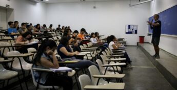 Aula de preparação para o Enem na zona leste de SP