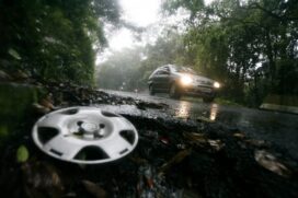 Calota de veículo abandonada em buraco na rodovia Oswaldo Cruz (arquivo)