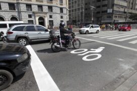 Motociclista aguarda o semáforo abrir em São Paulo