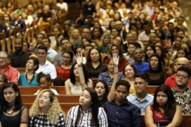 Fiéis assistem a culto dominical em uma das unidades da Assembleia de Deus