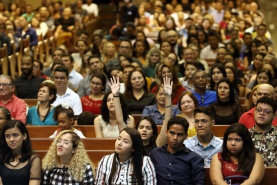 Fiéis assistem a culto dominical em uma das unidades da Assembleia de Deus