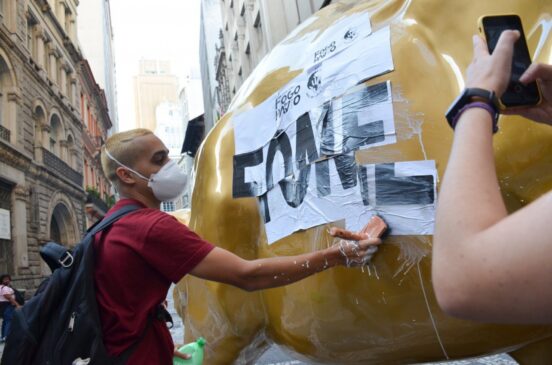 A escultura é uma réplica do Touro de Wall Street, localizado no distrito financeiro de Nova York