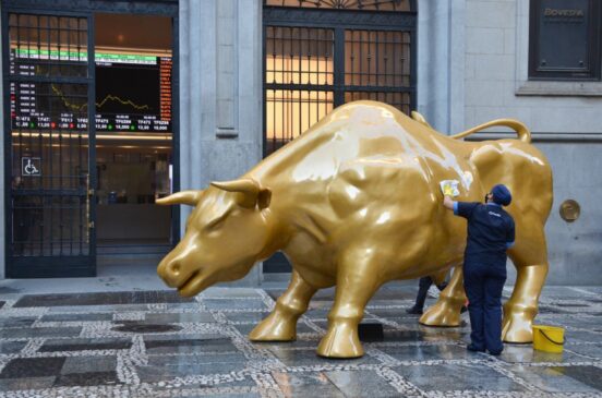 A escultura é uma réplica do Touro de Wall Street, localizado no distrito financeiro de Nova York