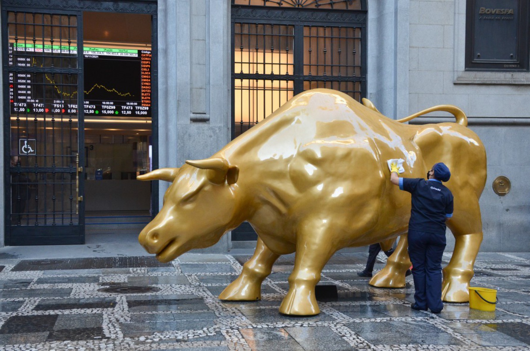 A escultura é uma réplica do Touro de Wall Street, localizado no distrito financeiro de Nova York
