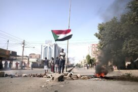 Sudaneses protestam contra o golpe militar que derrubou o governo , em Cartum, no Sudão