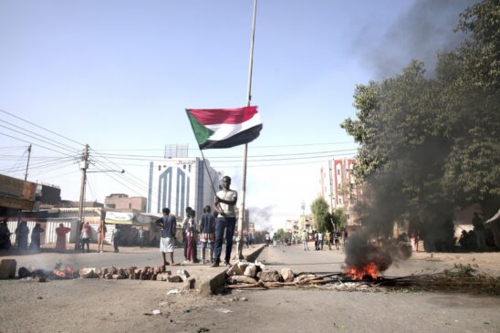 Sudaneses protestam contra o golpe militar que derrubou o governo , em Cartum, no Sudão