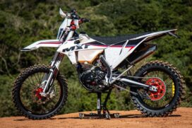 A MXF 300 RXS tem 2,16 metros de comprimento, 83 centímetros de largura e 1,30 metro de altura máxima, com 95 centímetros de altura do assento e 1,45 metro de entre-eixos