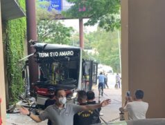 Ônibus colide contra entrada do shopping Cidade Jardim