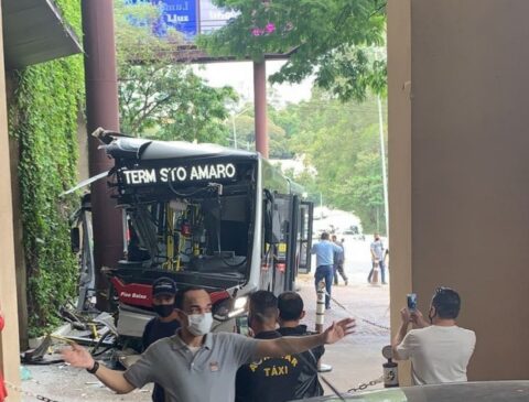 Ônibus colide contra entrada do shopping Cidade Jardim