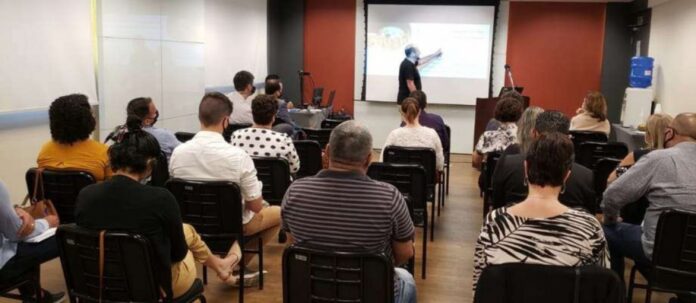 Cientista político Nilton Tristão abriu o evento e falou, dentre muitos assuntos, sobre o legado deixado pela pandemia na vida dos munícipes