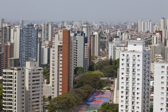 : Vista do alto da rua João Luis Vivez na Vila Mariana