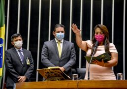Ely Santos toma posse como deputada federal