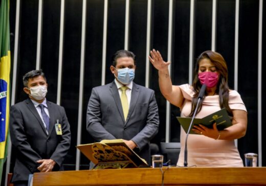 Ely Santos toma posse como deputada federal