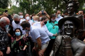 Estátua de Paulo Gustavo é instalada em Niterói no dia do aniversário da cidade