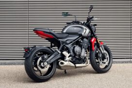 A parte ciclística da Trident está ancorada em um inédito chassi tubular de aço. A geometria deixou a roadster inglesa bastante agressiva na "tocada"