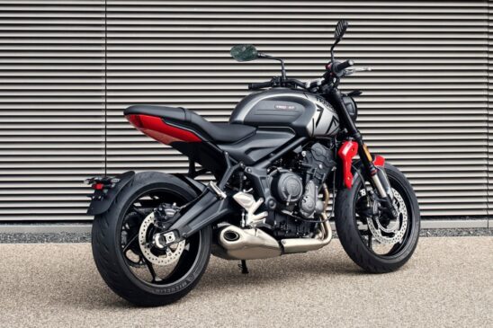 A parte ciclística da Trident está ancorada em um inédito chassi tubular de aço. A geometria deixou a roadster inglesa bastante agressiva na "tocada"