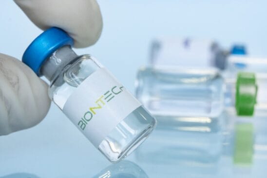 A BioNTech informou ontem que começou a trabalhar em uma vacina para combater a Ômicron, a nova variante do coronavírus