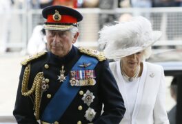 Príncipe britânico Charles é visto ao lado de Camilla