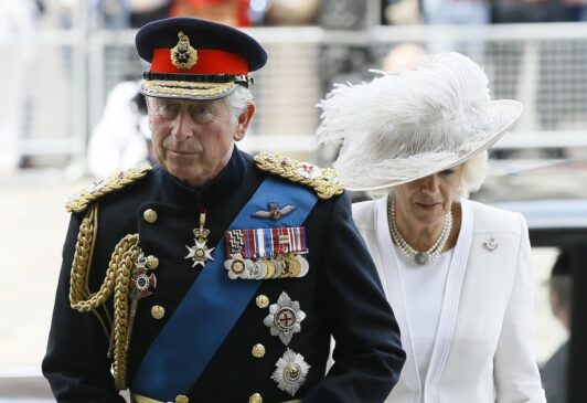Príncipe britânico Charles é visto ao lado de Camilla