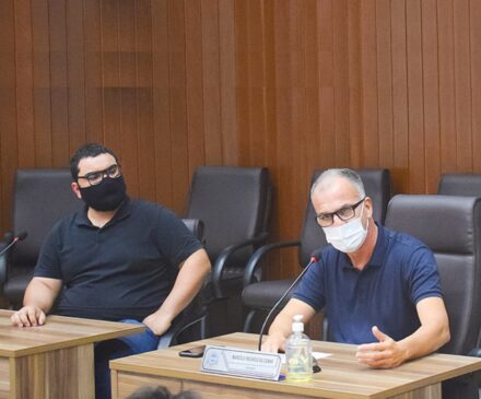 Na foto, o secretário municipal de Tecnologia da Informação, Rafael Soares Pinheiro, e o presidente da Câmara de Porto Feliz, Marcelo Pacheco da Cunha (Dr. Marcelo/PP)