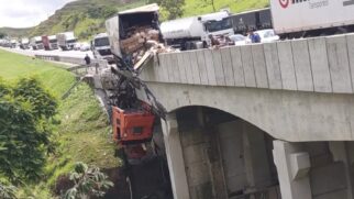 Motorista ficou pendurado pelo cinto de segurança