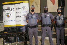 Policiais com câmeras corporais durante evento que anunciou a aquisição dos equipamentos (arquivo)