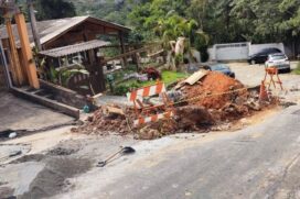 Obras de melhorias em Itapecerica da Serra, na região sudoeste da Grande São Paulo
