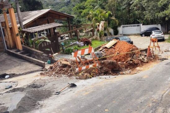 Obras de melhorias em Itapecerica da Serra, na região sudoeste da Grande São Paulo