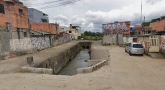A Polícia Militar foi acionada e encontrou o corpo no córrego entre as ruas Jutaí e Baianópolis, na Vila Ansalca