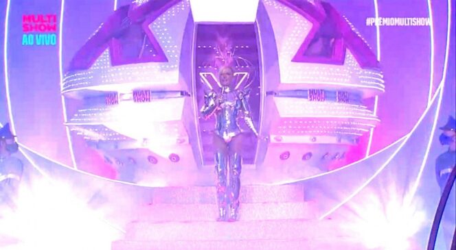 Xuxa abrindo o PremioMultishow com a sua famosa nave