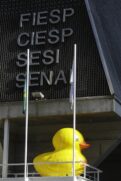 Pato inflável exibido no prédio da FIESP, na avenida paulista