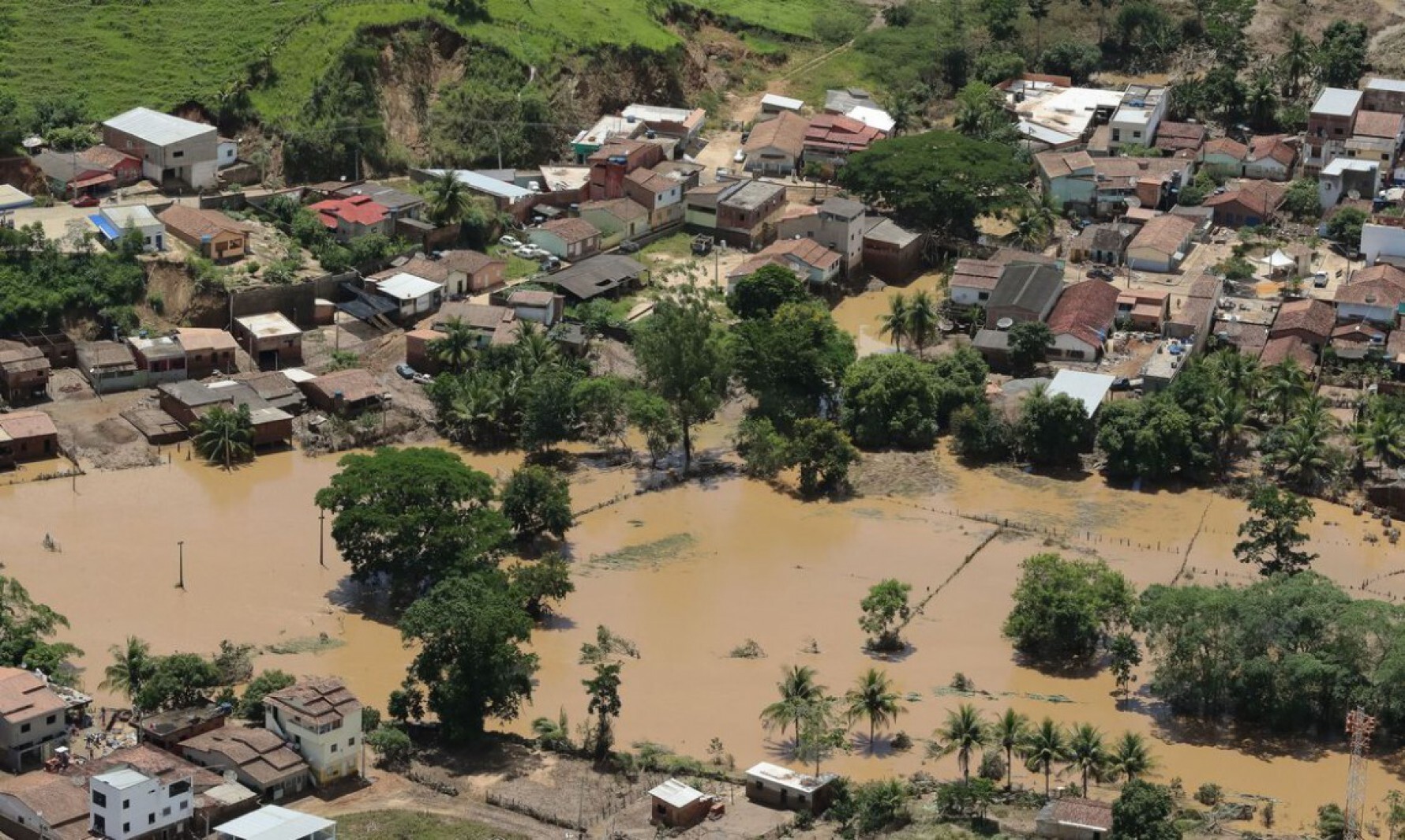 Destrui&ccedil;&atilde;o causada pelas chuvas na Bahia