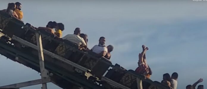 Trava de montanha-russa do Hopi Hari se solta com brinquedo em movimento
