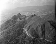 Trecho final da Estrada Tur&iacute;stica do Jaragu&aacute; em imagem clicada provavelmente em 1969, alguns anos depois da cria&ccedil;&atilde;o do Parque Estadual do Jaragu&aacute;
