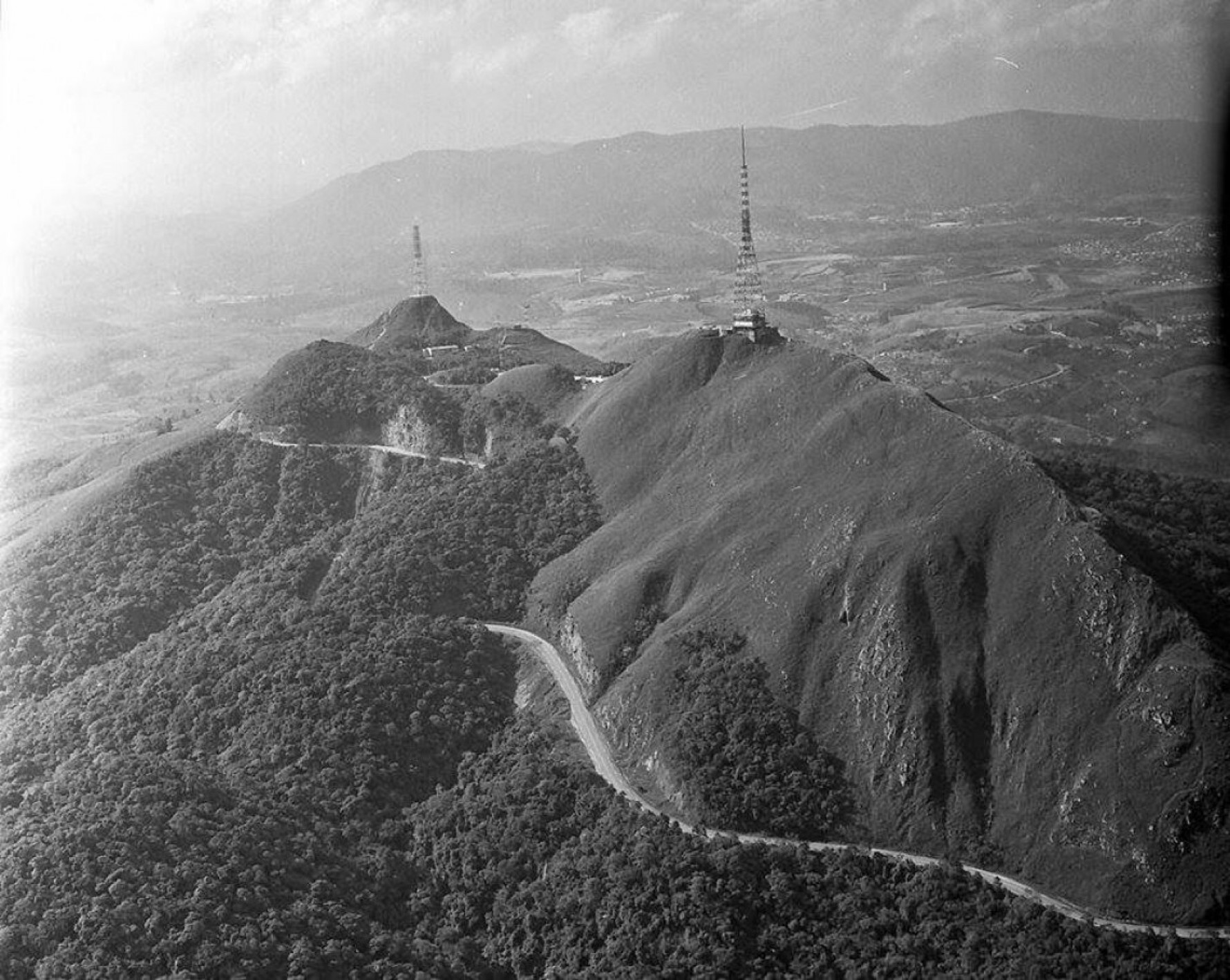 Trecho final da Estrada Tur&iacute;stica do Jaragu&aacute; em imagem clicada provavelmente em 1969, alguns anos depois da cria&ccedil;&atilde;o do Parque Estadual do Jaragu&aacute;