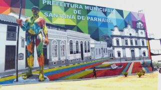 Grafiteiro Kobra faz mural de 462 metros quadrados na sede da Prefeitura de Santana de Parnaíba
