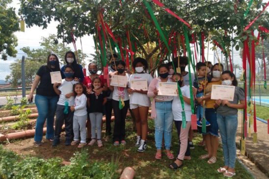 Mães e filhos mostram certificados da conclusão da primeira etapa do programa Famílias Fortes na unidade Dom Pedro da Fundhas; vínculos fortalecidos e mais harmonia nos lares