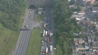 Acidente entre três carretas e dois caminhões deixa um morto em túnel do trecho Sul do rodoanel em Taboão da Serra
