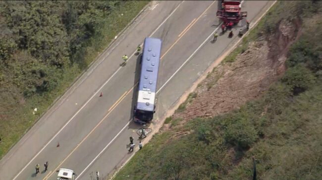 Colisão entre carro e ônibus deixou um morto e 9 feridos em rodovia de Franco da Rocha, na Grande SP