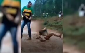 Imagem do vídeo em que homem é arrastado em cavalgada em Goiás