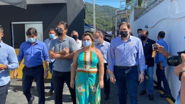 Prefeita de Ubatuba, Flavia Pascoal, e vice-governador Rodrigo Garcia (de camisa de manga curta)